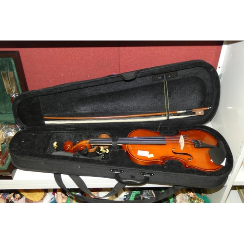 3017 - A violin and bow in carry case