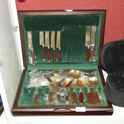 3018 - A wooden boxed set of Taiwanese bronze cutlery