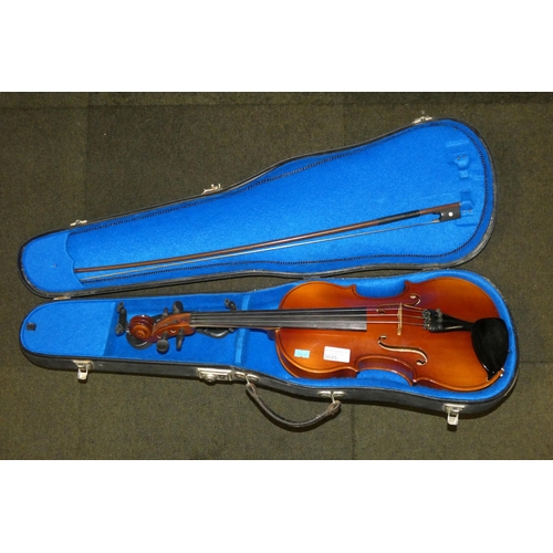 3025 - A violin and bow in carry case