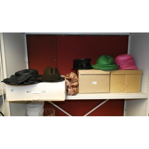 3028 - A quantity of miscellaneous vintage hats and hat boxes (one shelf)