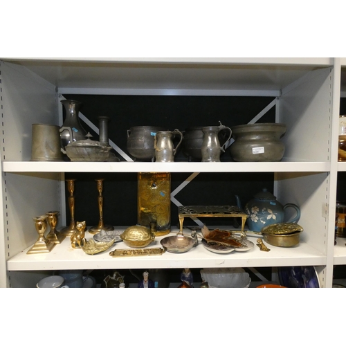 3039 - A quantity of miscellaneous decorative vintage pewter ware and a quantity of decorative brassware an... 