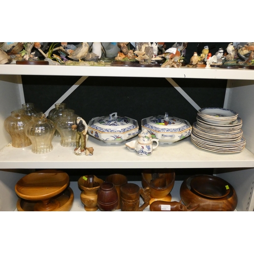 3044 - A small quantity of miscellaneous decorative dinnerware, glass light shades and other ornaments etc ... 