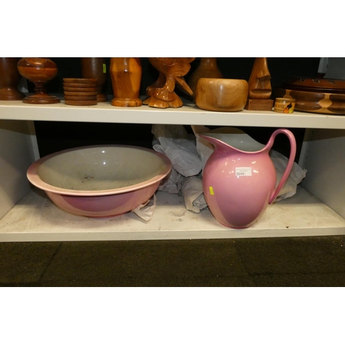 3046 - A vintage plain pink jug and basin set