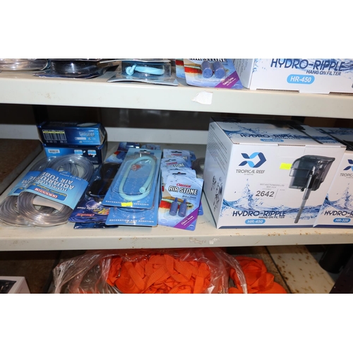 2642 - A quantity of various fish tank accessories including pumps, filters, air stones etc. Contents of 1 ... 