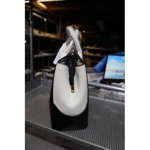 2208 - 1 x Nicole and Doris black / white handbag