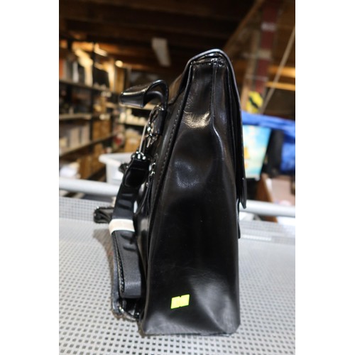 2216 - 1 x Nicole and Doris black hand bag / back pack