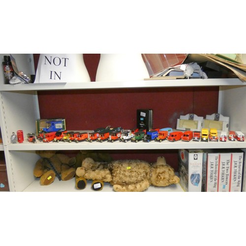 3005 - A quantity of miscellaneous decorative diecast and other model vehicles