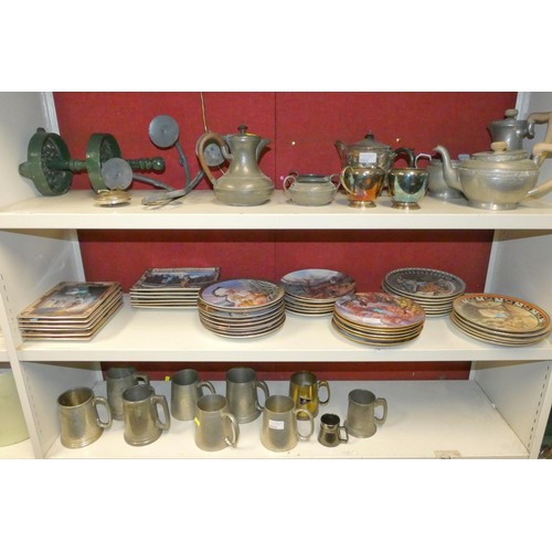 3023 - A quantity of miscellaneous decorative wall plates (one shelf)