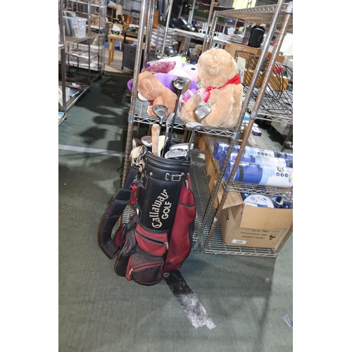 2281 - A Callaway golf club bag containing a quantity of various golf clubs