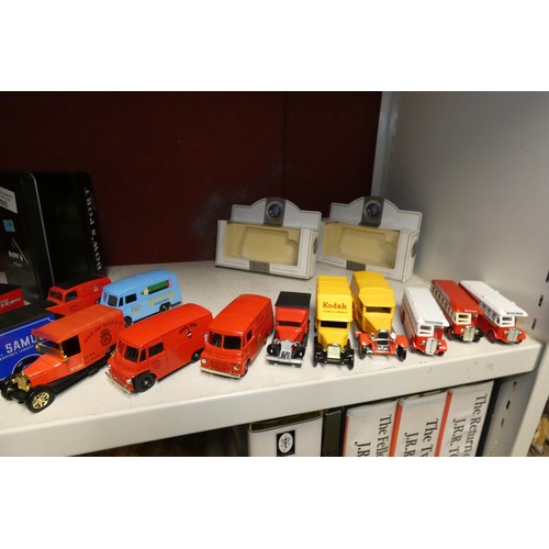 3005 - A quantity of miscellaneous decorative diecast and other model vehicles