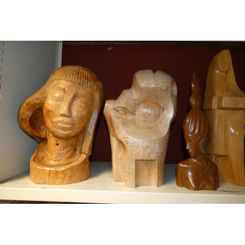 3012 - A quantity of miscellaneous decorative carved wooden figures and other wooden ornaments (two shelves... 