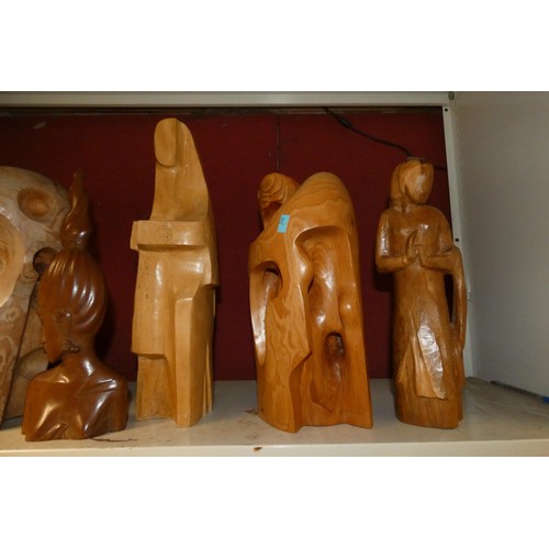 3012 - A quantity of miscellaneous decorative carved wooden figures and other wooden ornaments (two shelves... 