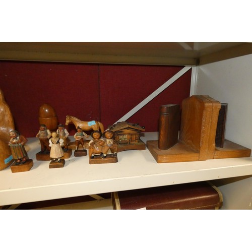 3012 - A quantity of miscellaneous decorative carved wooden figures and other wooden ornaments (two shelves... 