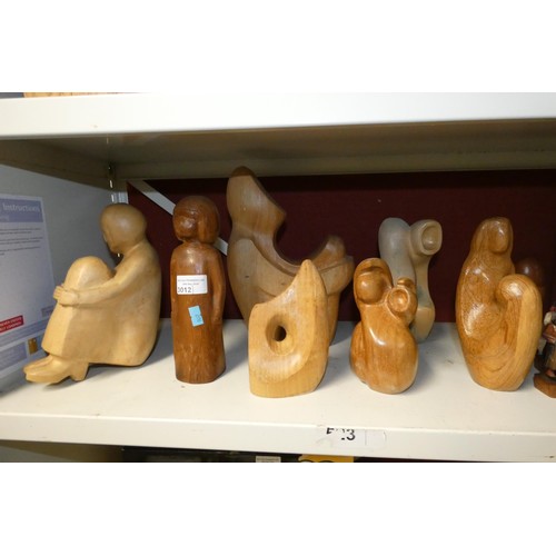 3012 - A quantity of miscellaneous decorative carved wooden figures and other wooden ornaments (two shelves... 