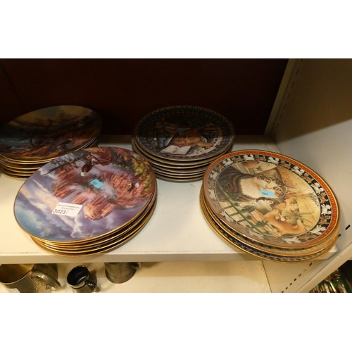 3023 - A quantity of miscellaneous decorative wall plates (one shelf)