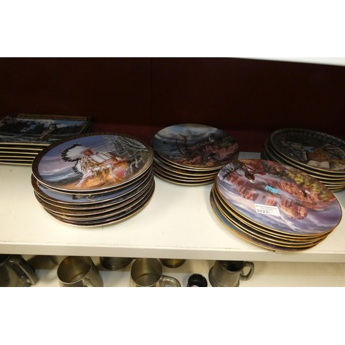 3023 - A quantity of miscellaneous decorative wall plates (one shelf)