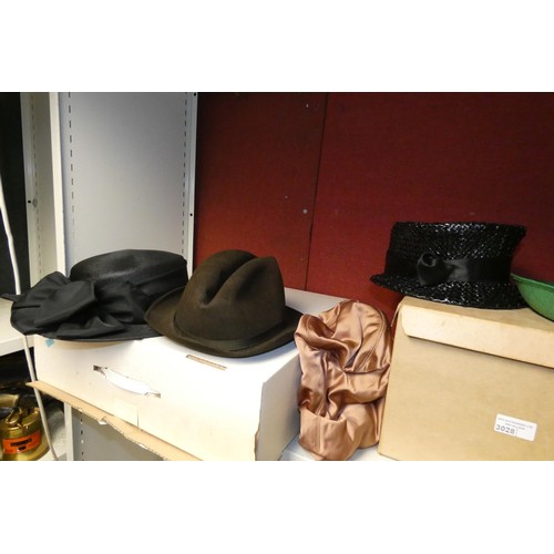 3028 - A quantity of miscellaneous vintage hats and hat boxes (one shelf)