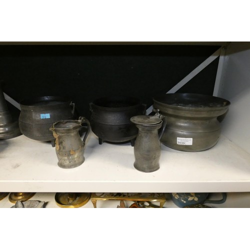 3039 - A quantity of miscellaneous decorative vintage pewter ware and a quantity of decorative brassware an... 