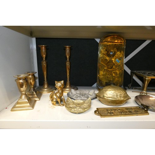 3039 - A quantity of miscellaneous decorative vintage pewter ware and a quantity of decorative brassware an... 