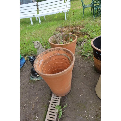 2682 - 2 x large terracotta plant pots