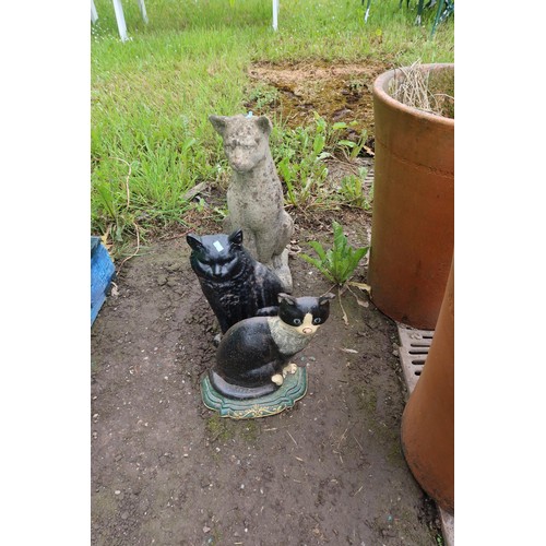 2683 - A concrete cat statue & 2 iron door stops