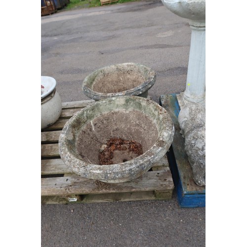 2699 - 2 large round concrete planters