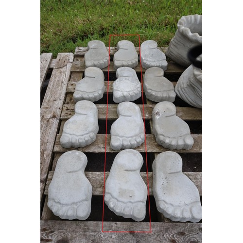 2669 - 4 x concrete foot shaped stepping stones