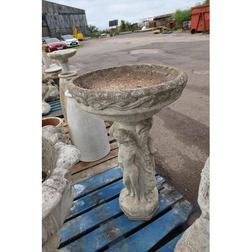 2707 - A decorative concrete bird bath on a pedestal