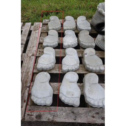 2670 - 4 x concrete foot shaped stepping stones