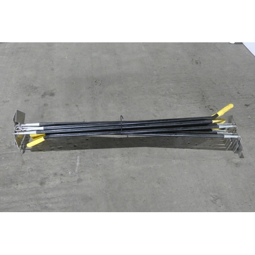 5305 - 10 x long handled hoe type tools