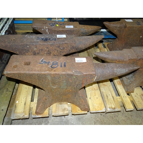 5032 - 1 x blacksmiths anvil - Anvil is marked 118kg