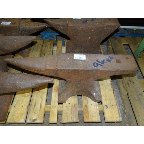 5035 - 1 x blacksmiths anvil - Anvil is marked 94kg