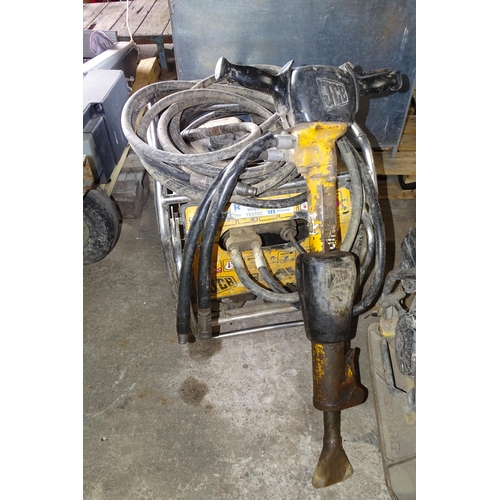 5061 - 1 x JCB Beaver hydraulic power pack with a Loncin pull start petrol engine supplied with a JCB break... 