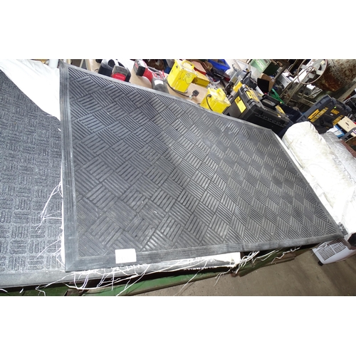 5115 - 3 x rubber floor mats each approx 150 x 90cm