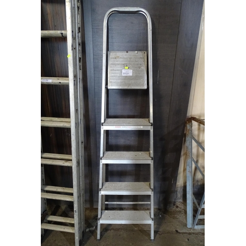 5137 - 1 x aluminium step ladder