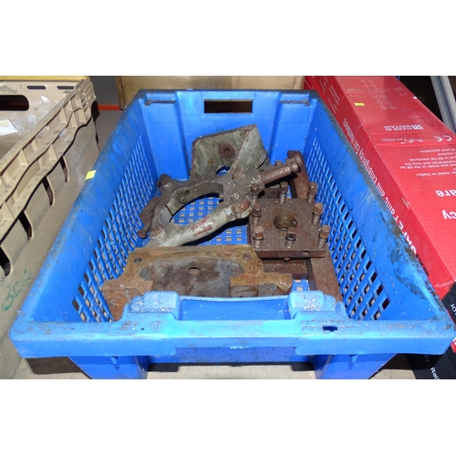 5206 - 1 x Colchester steady, 1 x gap bed section and 2 x tool posts - Contents of 1 x plastic crate which ... 