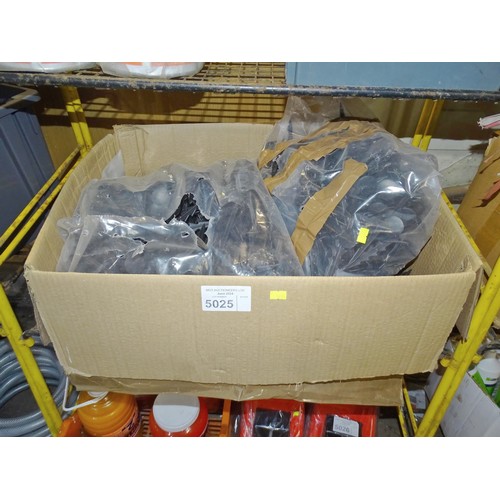 5025 - A quantity of black plastic ground cover pegs. Contents of 1 shelf
