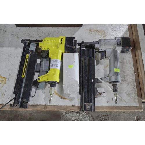 5076 - 2 x pneumatic tools comprising 1 x Cosmo staple gun and 1 x tacker gun