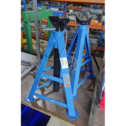 5095 - A pair of Draper Expert 6000kg adjustable height axle stands