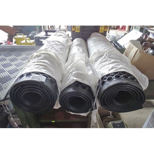 5118 - 3 x rolls of rubber floor mats (counting the visible mat ends there appears to be five mats in total... 