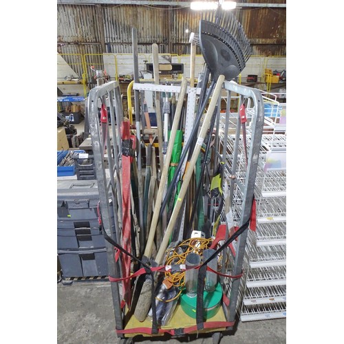 5132 - A quantity of various tools, a post hole digger, a Bricky guide, a Parasene heater etc. Contents of ... 