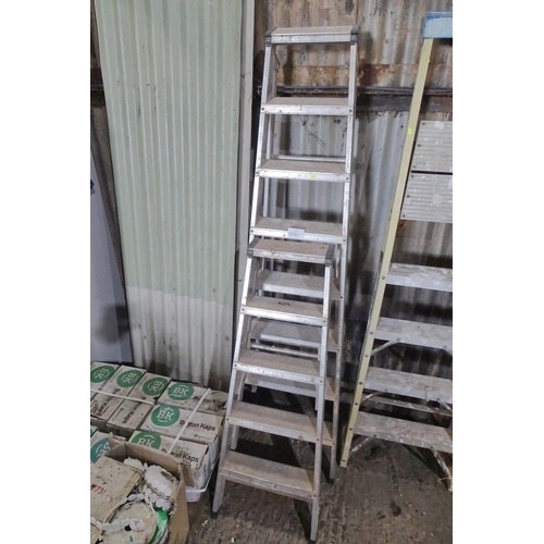 5140 - 2 x aluminium step ladders
