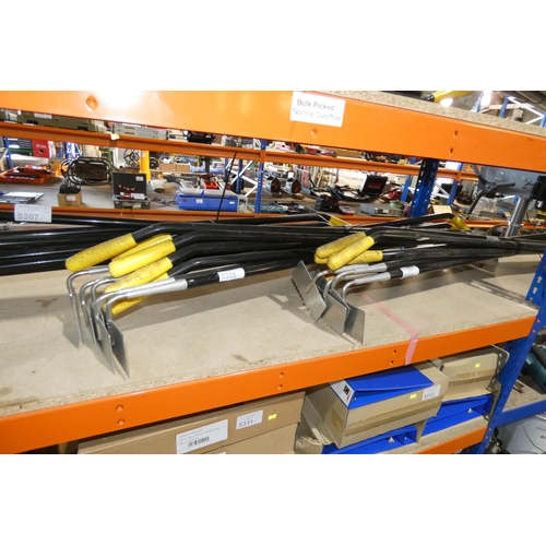 5308 - 10 x long handled hoe type tools