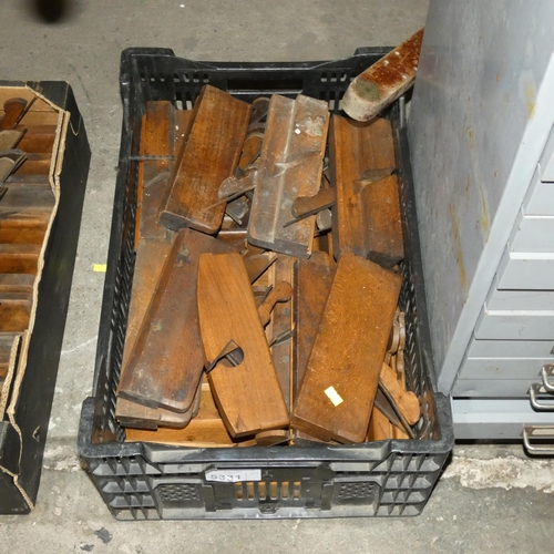 5331 - 1 x box containing a quantity of various wooden planes