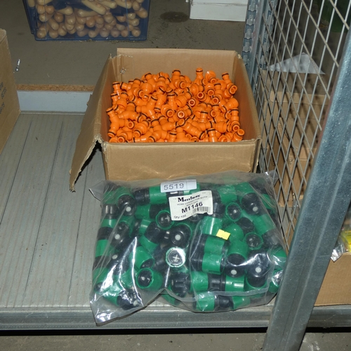 5519 - A quantity of Merriway auto shut off hose connectors and orange plastic Y shaped hose connectors