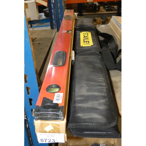 5723 - 3 x spirit levels (4ft) and 2 x Stanley soft cases