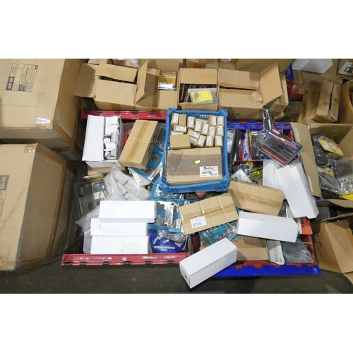 5745 - 1 pallet containing a quantity of various items including door locks, sash locks, rim cylinders etc.... 