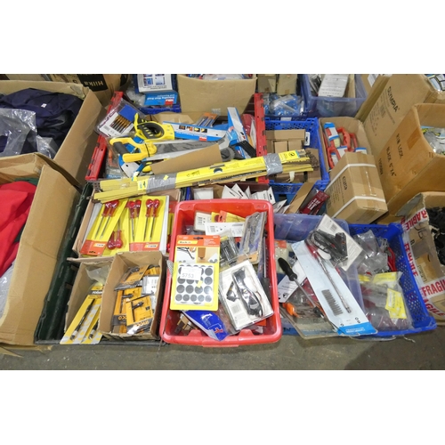 5753 - 1 pallet containing a quantity of various items including saws, saw blades etc. Please note that the... 