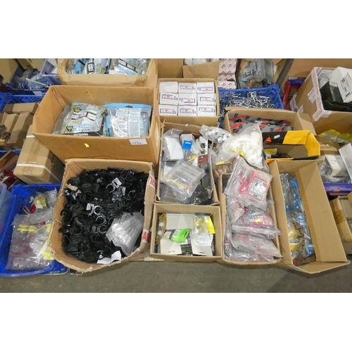 5754 - 1 pallet containing a quantity of various items including nylon plugs, Toggler anchors etc. Please n... 