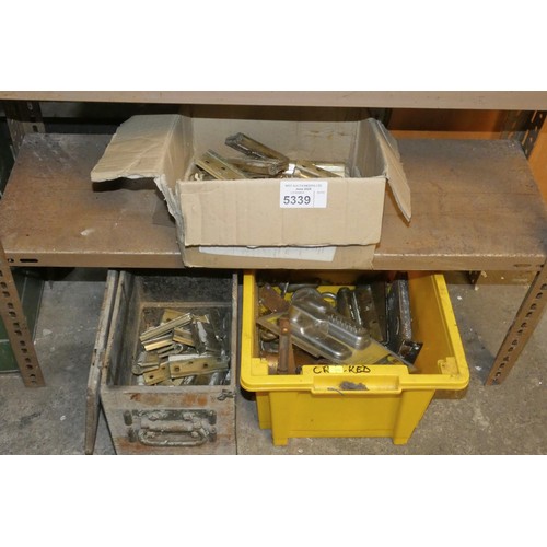 5339 - 3 x boxes containing a quantity of various brass door hinges, door furniture etc. Contents of 2 shel... 